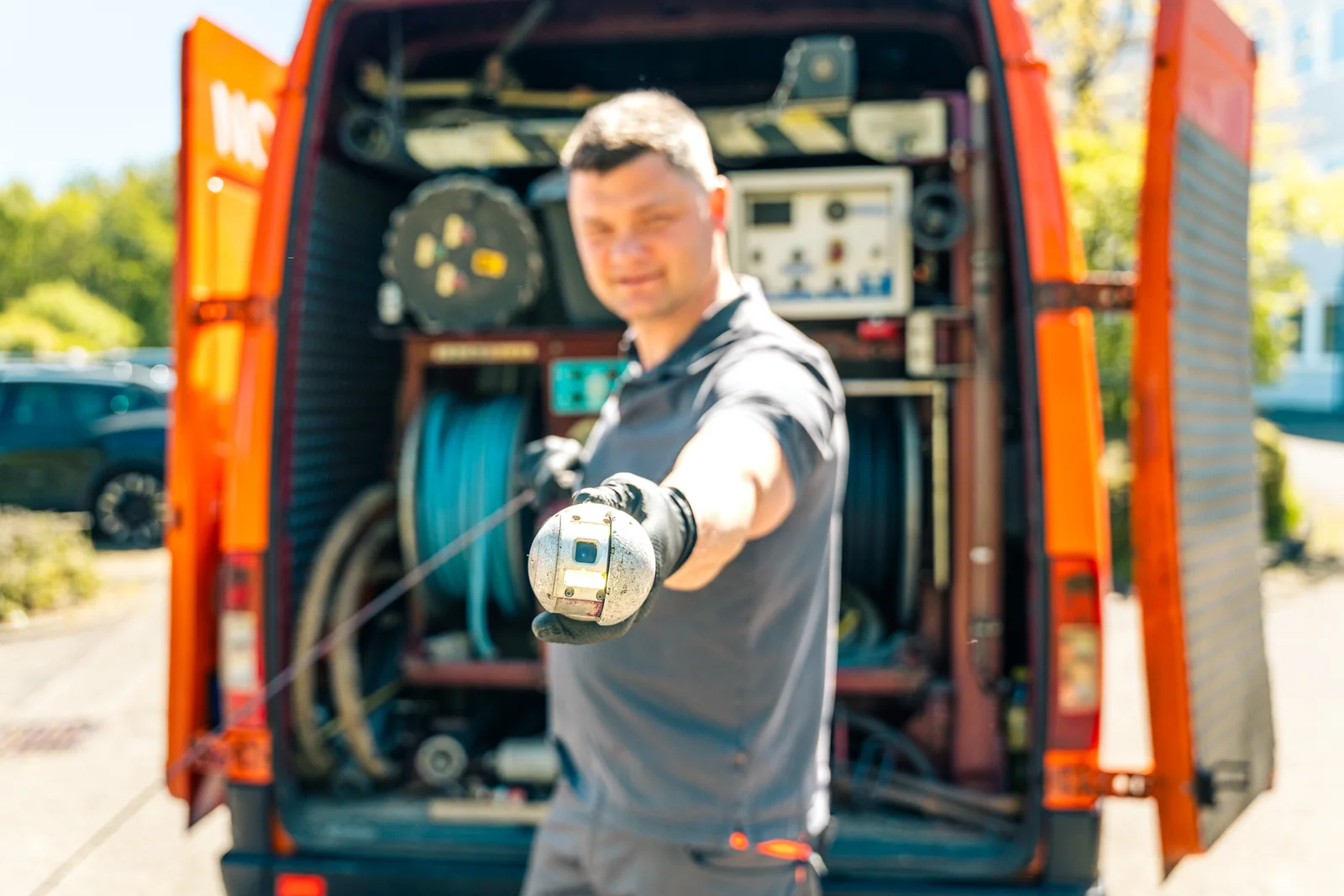 Mitarbeiter der Kaseo GmbH mit Hochdruckdüse am geöffneten Spülfahrzeug