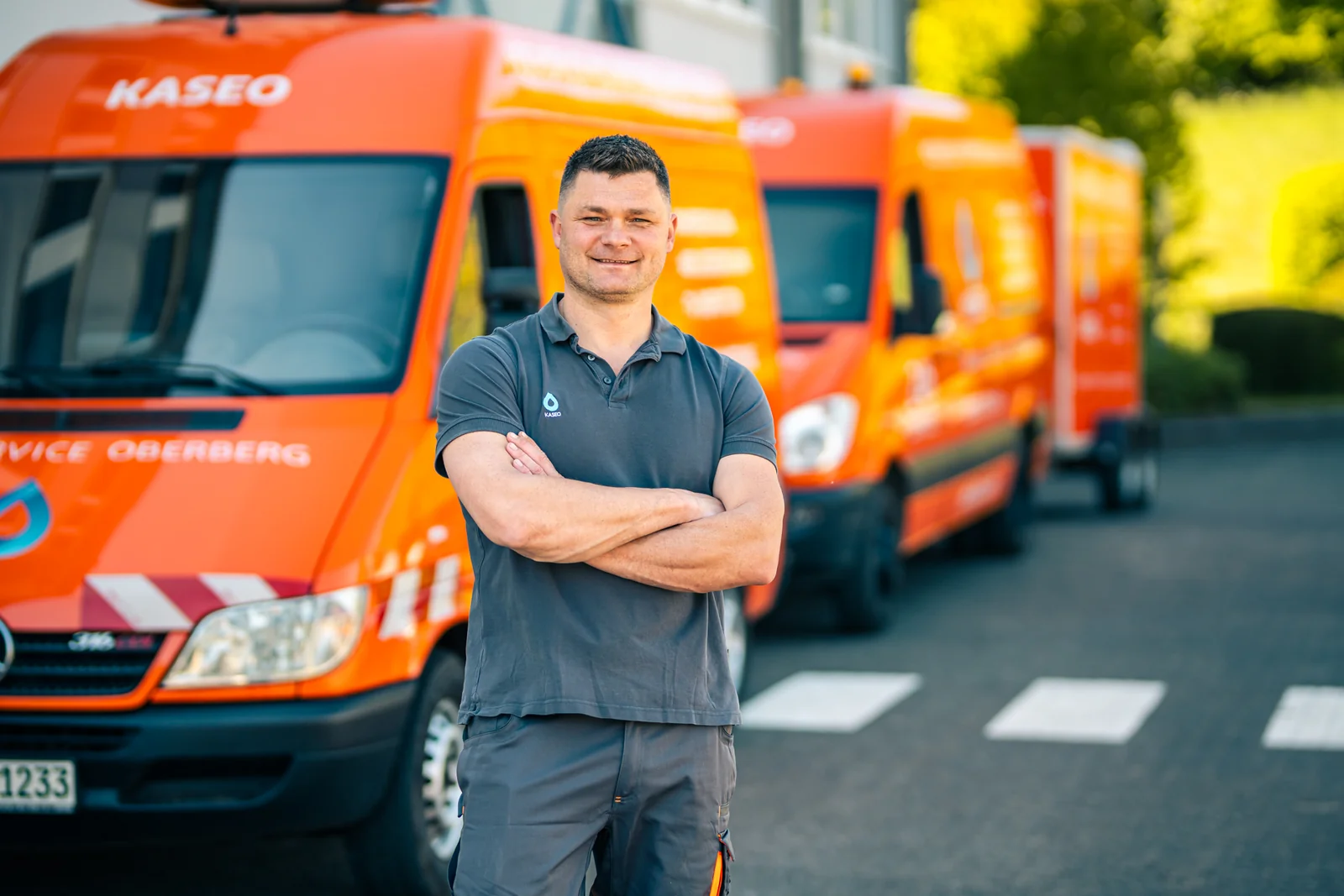 Techniker der Kaseo GmbH mit Werkzeug am Einsatzfahrzeug