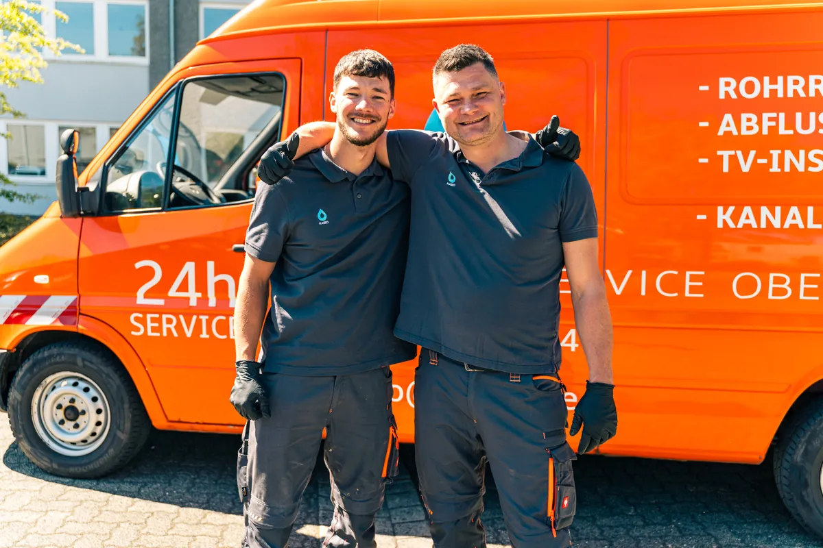 Team der Kaseo GmbH vor dem Einsatzfahrzeug in Bergneustadt