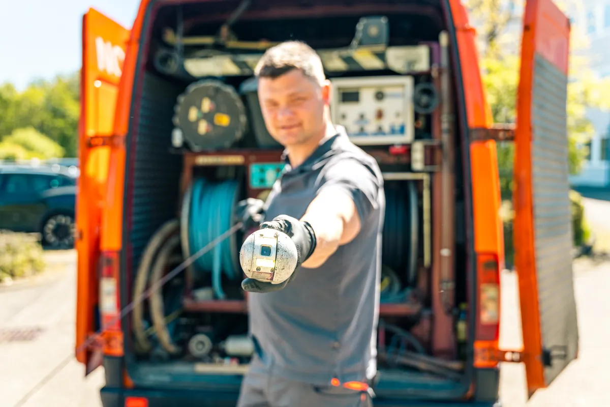 Mitarbeiter der Kaseo GmbH am Servicefahrzeug in Bergneustadt