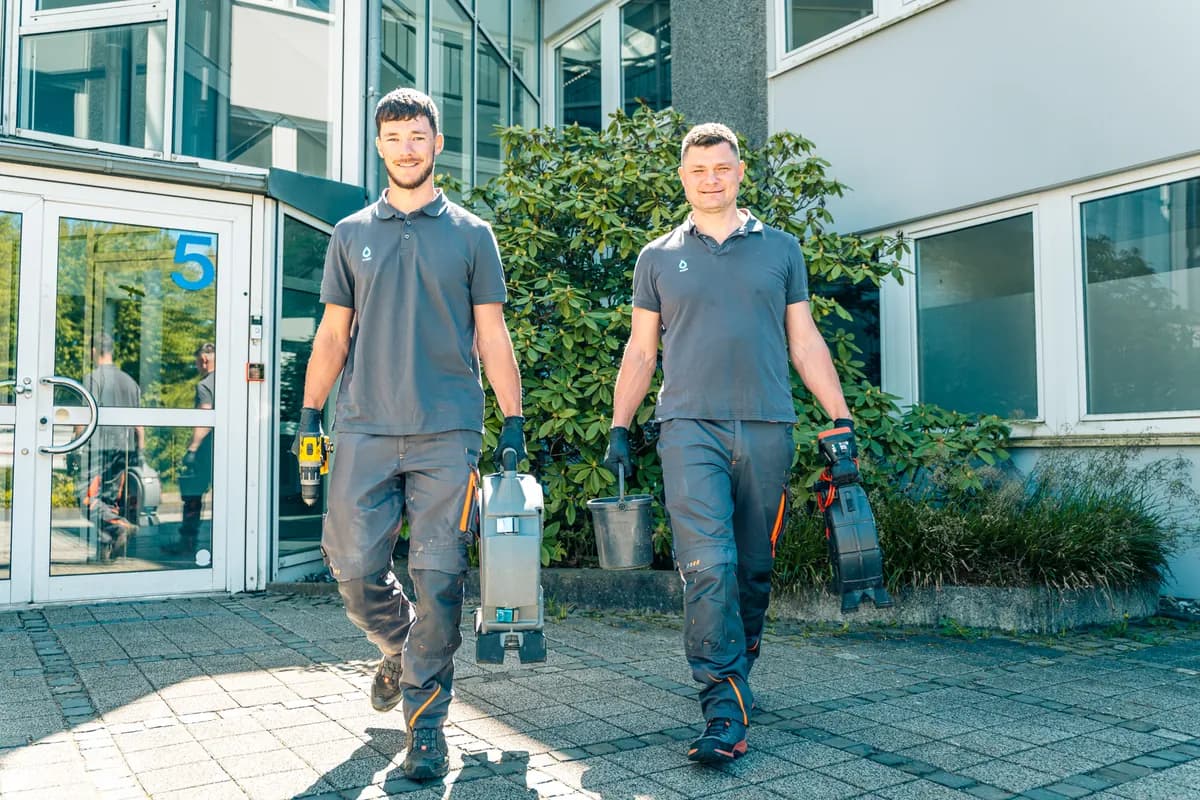 Kanaltechniker der Kaseo GmbH mit Spezialgerät im Einsatz