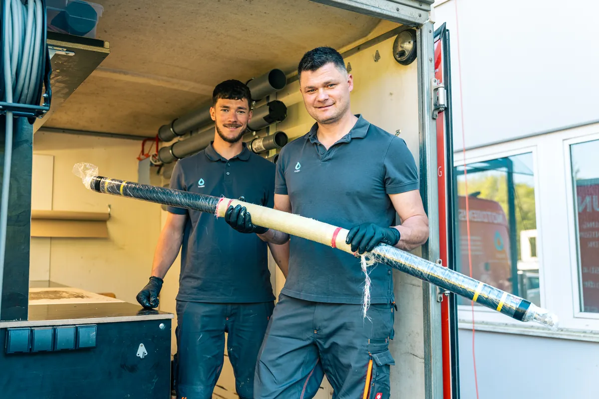 Kanaltechniker der Kaseo GmbH mit Reinigungsausrüstung