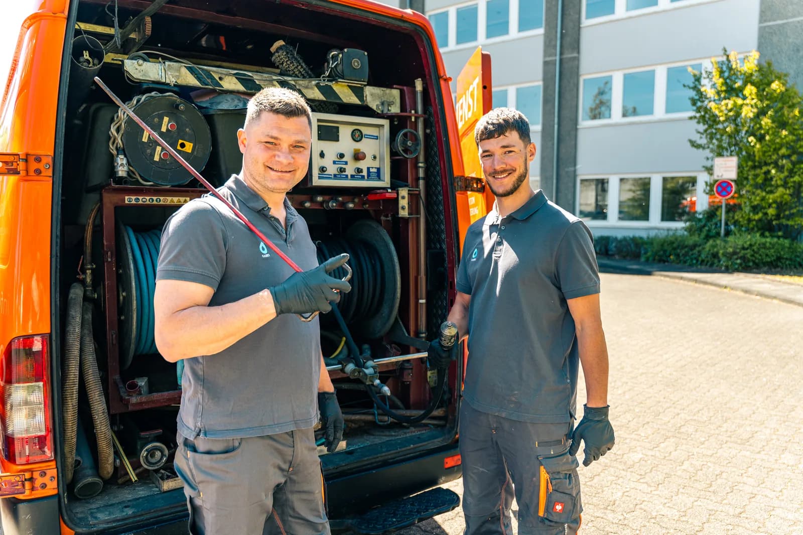 Team der Kaseo GmbH bei der Dachrinnenreinigung