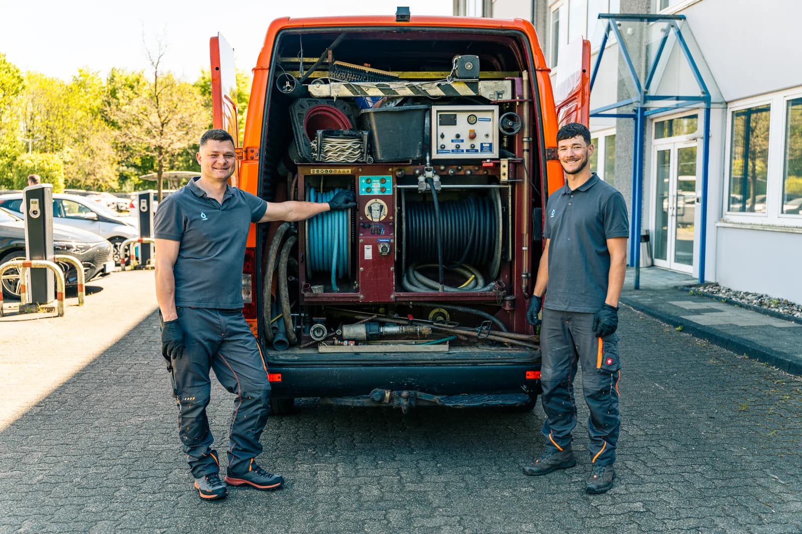 Techniker führt Dichtheitsprüfung der Abwasserleitung durch