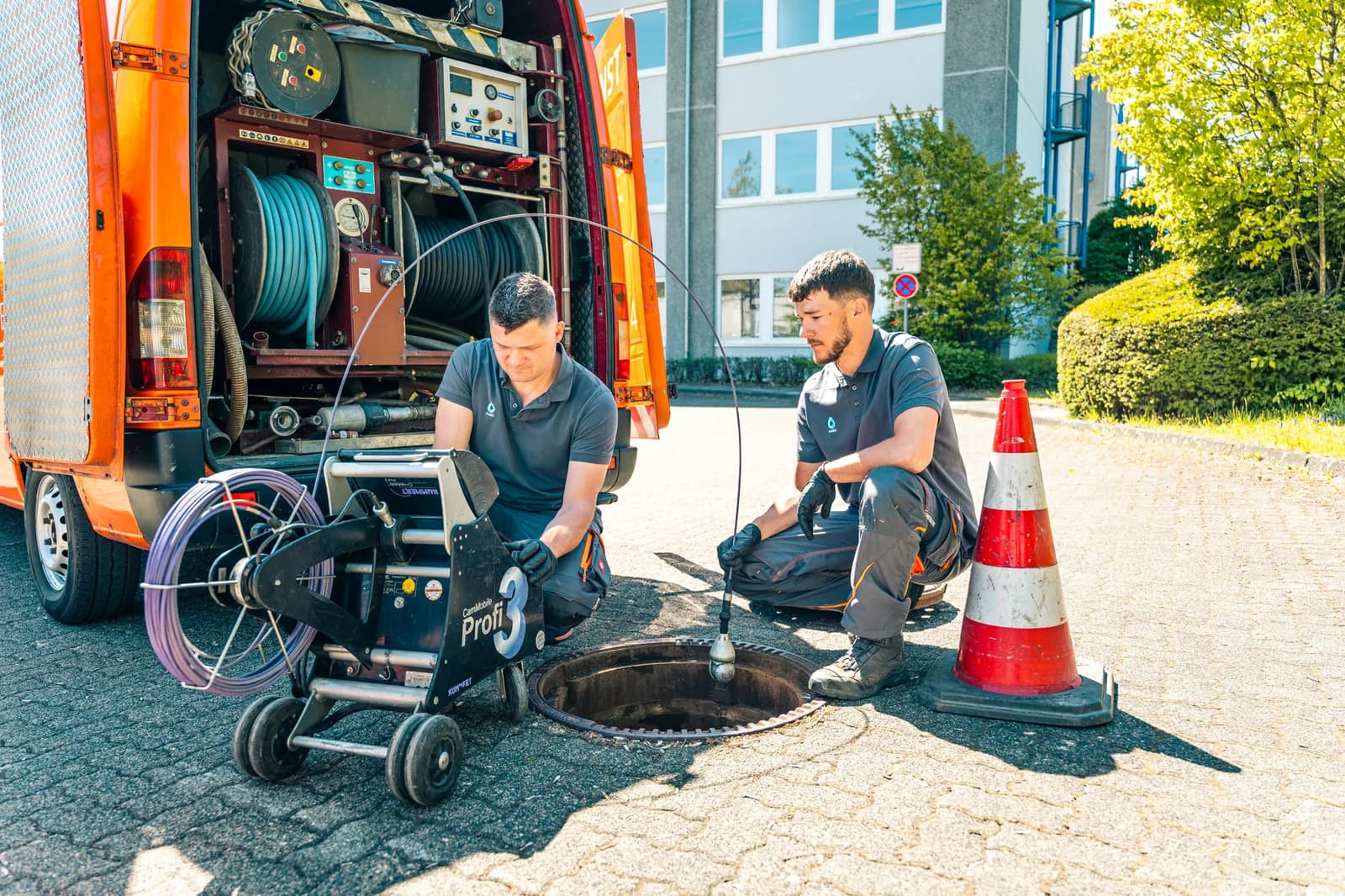Techniker der Kaseo GmbH bei der Kanalreinigung am Einsatzfahrzeug