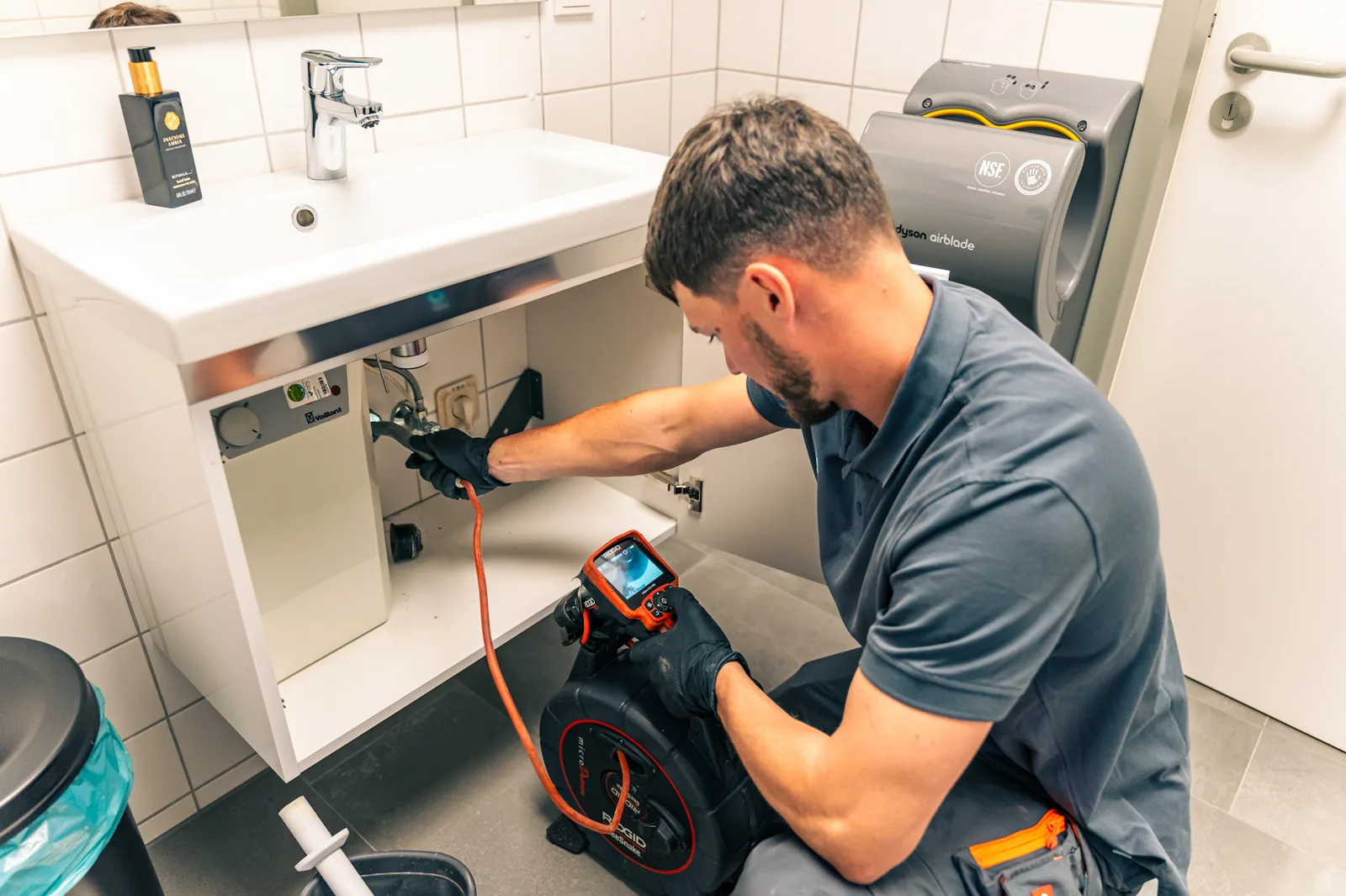 Kanaltechniker der Kaseo GmbH bei der Rohrreinigung