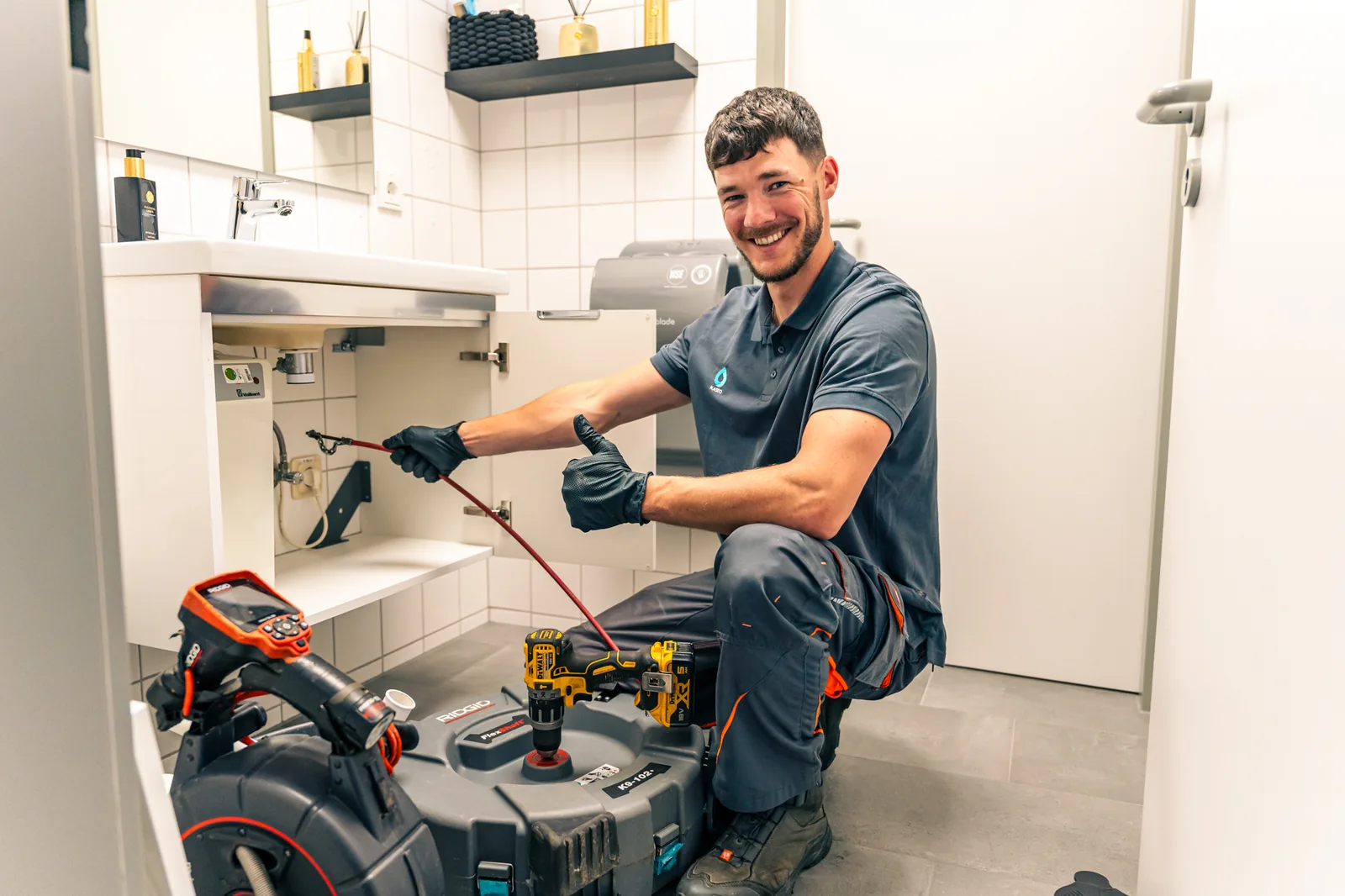Techniker der Kaseo GmbH bei der Behebung einer Toilettenverstopfung
